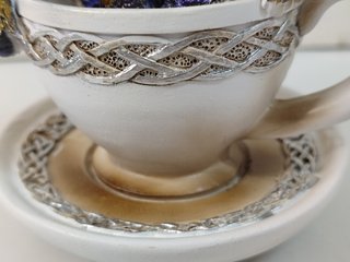 Bebé dragón en taza (uso decorativo)