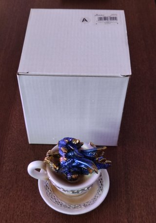 Bebé dragón en taza (uso decorativo)