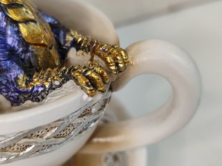 Bebé dragón en taza (uso decorativo)