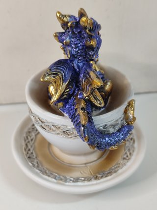 Bebé dragón en taza (uso decorativo)