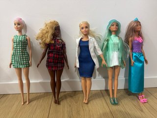 Set de 5 Muñecas Barbies.