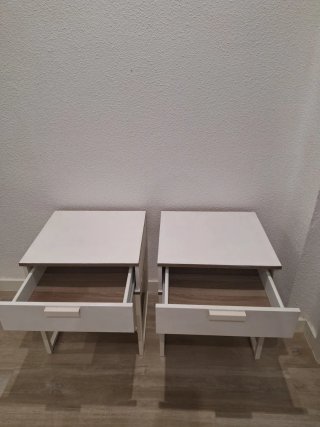 Par de Mesitas de Noche Blancas 1=20€ 2=35€