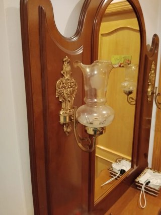 Recibidor con Espejo y Mueble de Madera