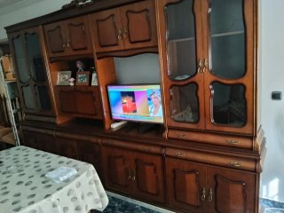 Recibidor con Espejo y Mueble de Madera