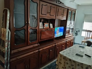 Recibidor con Espejo y Mueble de Madera