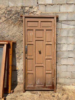 Recibidor con Espejo y Mueble de Madera