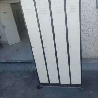 Dos Vestidores Metálicos
