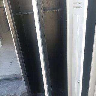 Dos Vestidores Metálicos