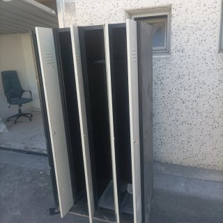 Dos Vestidores Metálicos