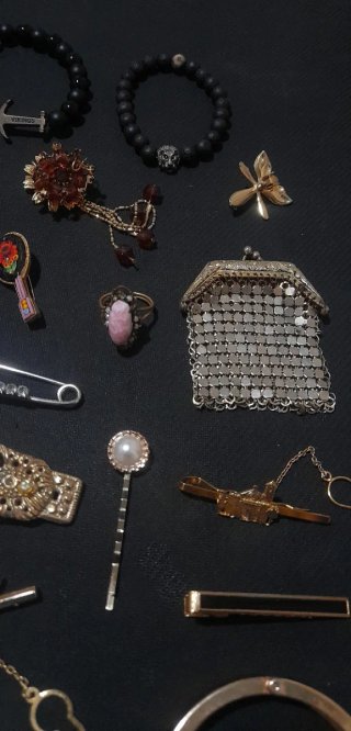 Lote 45 piezas bisutería y complementos antiguos.