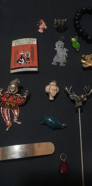Lote 45 piezas bisutería y complementos antiguos.