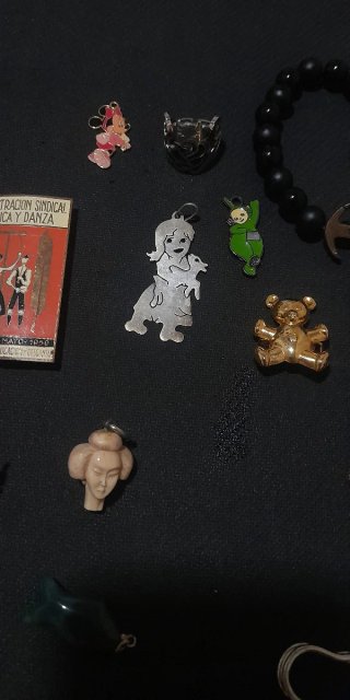 Lote 45 piezas bisutería y complementos antiguos.