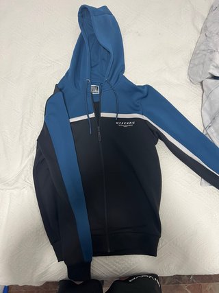 Sudadera McKenzie azul y negra