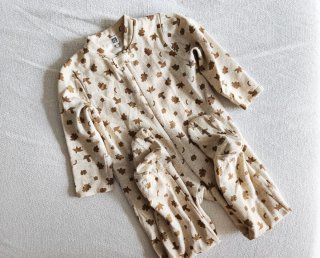 Ropa de niño con estampado de hojas