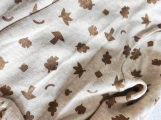 Ropa de niño con estampado de hojas