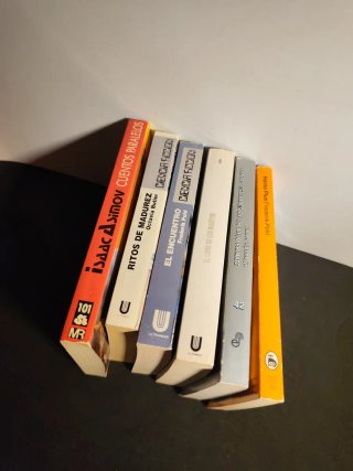 Libros antiguos de ciencia ficción y fantasía.