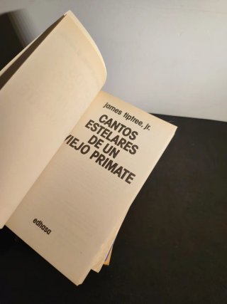 Libros antiguos de ciencia ficción y fantasía.