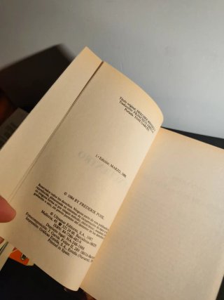 Libros antiguos de ciencia ficción y fantasía.