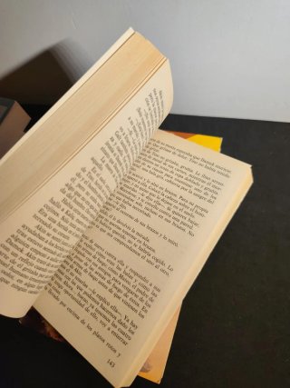 Libros antiguos de ciencia ficción y fantasía.