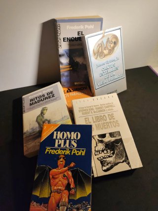 Libros antiguos de ciencia ficción y fantasía.