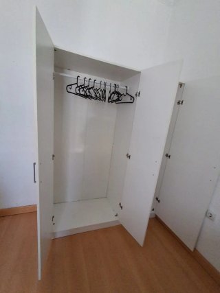 Armario blanco de madera