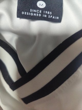 Camiseta Blanca Estilo Deportivo