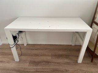Mesa de escritorio blanca