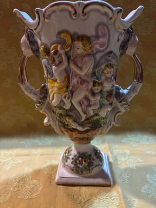 Jarrón Capodimonte con Relieves