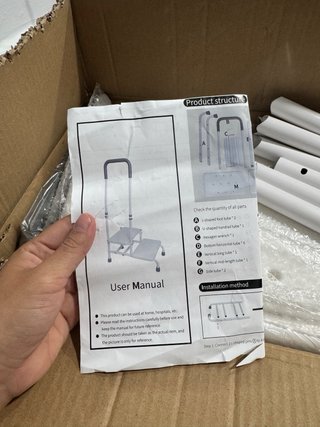 Escalón de apoyo con barrera de seguridad