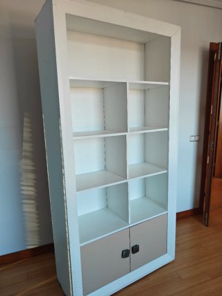 Estantería de madera blanca y beige