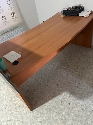 Mesa de despacho de madera