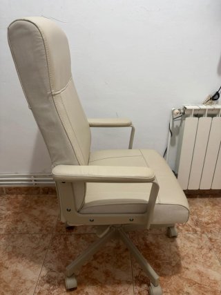 Silla de escritorio con ruedas beige