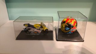 Casco e Moto VR46 Valentino Rossi 2001