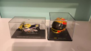 Casco e Moto VR46 Valentino Rossi 2001