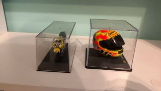 Casco e Moto VR46 Valentino Rossi 2001