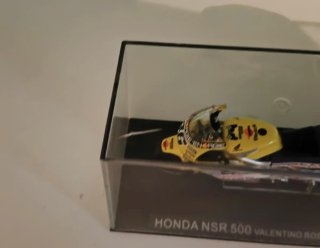Casco e Moto VR46 Valentino Rossi 2001