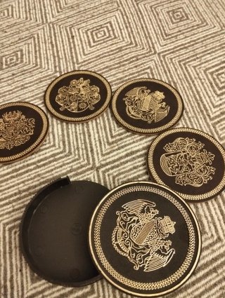 Posavasos antiguos con escudo