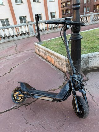 Patinete Eléctrico Negro con detalles blanco