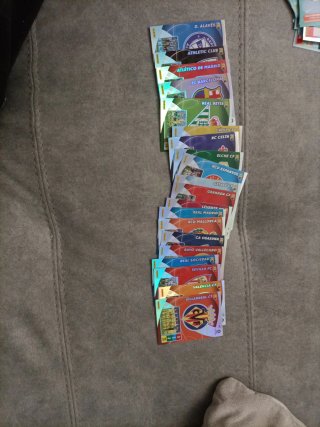 Escudos Adrenalyn 21-22 todos, en perfecto estado