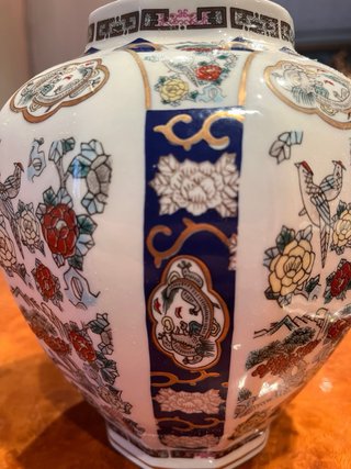Jarrón de porcelana con tapa