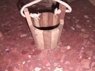 Cubo de madera con cuerda peqeñito