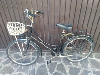 Bicicletta da donna nera, maneggevole, pratica.