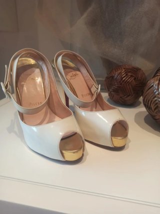 Zapatos Christian Louboutin Beige