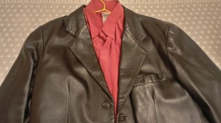 Chaqueta cuero y camisa