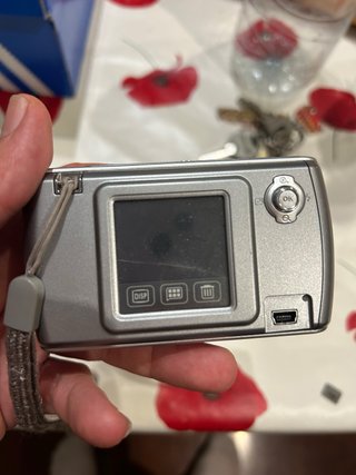 Lote di 3 fotocamere digitali compatte argento di marca Ben Q, Canon e Konica