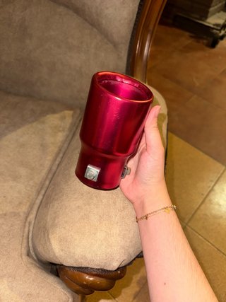 Cola de escape roja