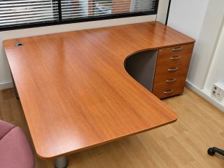 Mesa de oficina angular madera y metal