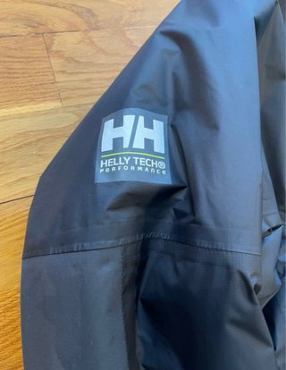 320€-->170€ Cazadora Helly Hansen Negra nueva