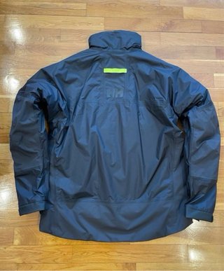 320€-->170€ Cazadora Helly Hansen Negra nueva