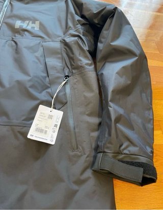 320€-->170€ Cazadora Helly Hansen Negra nueva